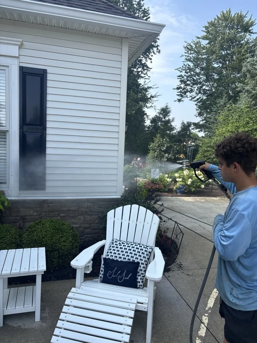 Low-pressure spray working across the upper siding course